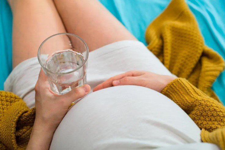 thai phụ cần phải bổ sung khoảng từ 2-3 lít nước mỗi ngày để một thai kỳ khỏe mạnh và hạn chế các cơn gò chuyển dạ giả